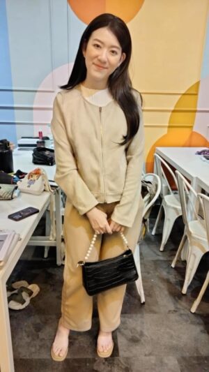 Ruby Yap Instagram - 每當演員換了一套衣服
場記和化服造型組就會拿著手機來到你面前各種拍
為的就是「連戲」 #Conti
這次拍攝 #IndecentMarriage 向服裝組媽媽討了這些照片
看完後只能說 我真的沒辦法好好拍Conti照….🤷‍♀️
#每次都會莫名尷尬