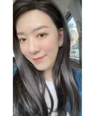 Ruby Yap Instagram - #IndecentMarriage之長髮篇
#電視劇 

看來我該入手幾頂假髮以備拍攝不時之需😌
有好些粉絲問我為什麼不乾脆留回長髮？
相信我，卷毛的我留起長髮來絕對不長這樣，每天起床都像是上演Lion King，每年都得做最少一次離子燙，然後我的頭髮就會壞掉了🫠
所以以前你們看到我長髮時美美的樣子，都是每年花了不少錢在打理的。#很累人 

至於為什麼我短髮時頭髮就不會那麼卷…嗯，我也很想知道答案

#我是後天性捲髮
#基因專科醫生也不明白為什麼會有後天性捲髮
#話說這一次拍攝完全沒畫眼線
#化妝師的功力值得加一百隻雞腿