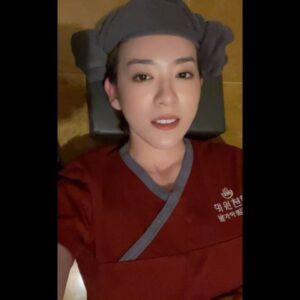 Ruby Yap Instagram - 導遊說要體驗韓國汗蒸先要搞定這個 #羊咩咩頭 
以前看韓國綜藝節目的時候
期待自己有天也能體驗一下
多年後長大了竟然夢想成真
.
最後體驗了80幾度的Dome
結果是 15分鐘後我們都去泡澡了
後來我們說 明明去韓國是為了享受冷天氣
我們到底進來這裡幹嘛？😂

在馬來西亞真的不缺sauna
如今的氣溫 基本上你在中午十二點把車停在大太陽下
關掉冷氣 窗口緊閉 
不出五分鐘就能體驗到韓國80幾度汗蒸的感受了🙂

#韓國汗蒸80幾度我沒流汗
#回來坐在車裡熄滅引擎兩分鐘我的汗一滴一滴出來
#馬來西亞可以享受天然sauna