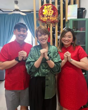 Ruby Yap Instagram - 就是經歷過撕心裂肺之痛
才發現原來「簡單」就可以很快樂
就是曾經在艱難時互相扶持
才懂得包容大家的失誤與缺點
就是發現了私慾與利益如何摧毀各種的關係
才懂得感情真情的可貴
就是經歷過太多的跌宕起伏
才知道平靜是如此溫和美好
.
不需要問我們那些都是什麼
許多的故事不是三言兩語就能說得明白
也不需要在意那些是什麼
因為掛在我們臉上的笑容足以說明一切
有些過去他人不需要懂
只需要知道我們都如此安好 足矣
👍🏻🍊🥜
🐓🛀🌸💰

#最後兩張👀 
#恭喜我們算是告別drama人生
#感恩我們都活過來了
#昨晚聊天聊到半夜很多感觸
#一切不幸的發生都有上天保佑
#坎坷的路收獲了深厚的手足之情
#我們仨 #姊姊哥哥我
#我常說我們是兄弟姐妹 
#因為我哥是兄也是我姊的弟 
#雖然他比較像我們倆姐妹的哥哥🤣
#其實我們一共七兄弟姊妹