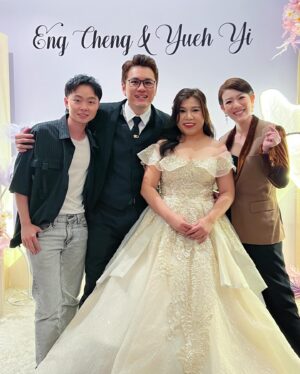 Ruby Yap Instagram - 恭喜顏導迎娶新娘正式成為人夫
賀喜最強地表音樂才女月依正式成為顏夫人
.
托兩位的囍事 讓整個聖誕節充滿了幸福洋溢的味道 🥰
第二次主持婚宴獻給了兩位
他們竟然允許我和 @tanlyang 上台亂講話🤣 還好有他不然我真的詞窮到一個極點。
我們在台下說好了要說的話
上台都給忘了 原諒我們一個太累一個身有不適腦當機
本來是要這麼說的 ：
「妳等這一天等了多久？」
「嗯…應該認識他們的第一天就等到現在了吧」
「是欸，他們在一起十五年，真的是很長的時間」
「對啊，十五年誒，我都不知道月依怎麼度過的🤣🤣🤣」
.
台上調侃的話當然都是為了效果
私底下一直都覺得他們的愛真的真的很堅固
每一次永祯都在我們面前開她的玩笑 但玩笑裡可以感覺到滿滿都是愛
每一次當我們調侃永祯 月依都會跟我們一起笑 但到最後總會用一句話來維護老公 話語間都是「不要欺負他！」 🤣
月依在我們面前可以是個很堅強很能幹的女人
但在永禎面前卻可以變得小鳥依人
可見永禎給予她多大的安全感
雖然沒有見證他們如何開始
但過去這些年確實也見證了他們攜手並肩走過各種風風雨雨 #懂的懂
能參與到這三天真的覺得無比榮幸
.
這三天都有好多的感觸 
也有很多感動得差點掉淚的瞬間
找到能夠攜手走完一輩子的人實屬難得
雙向奔赴的愛才能走得長遠
謝謝兩位證明了戀愛長跑也是會有結果的一天🩷
.
再次祝賀一對新人 新婚快樂
祝福你們的愛情至死不渝
至海枯石爛 至天崩地裂
然後三年抱三 幸福快樂合樂融融到老🩷

#每次我都是最後一個po文
#還有很多照片還沒發 
#兄弟姊妹團真的好好玩好給力
#這樣開開心心的真好 
#還好我沒有哭 #又不是我結婚哭什麼鬼