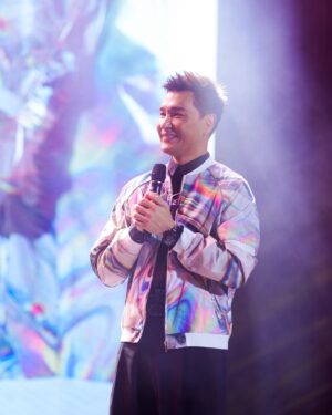 Ruco Chan Instagram - 人生每一個階段都係精彩同難忘
第一次嚟到清遠同大家見面
多謝Bobfather 邀請💪🏽💪🏻
Bob 問我可唔可以唱首紅日
用一首勵志正能量嘅歌
俾大家作為見面禮
前奏一出 將大家嘅氣氛推到高峰
希望Bobfather 嘅show
走遍全球帶給大家歡樂👍🏻
Goodshow 
更要多謝一班好鵬朋友
遠道而來支持🥰