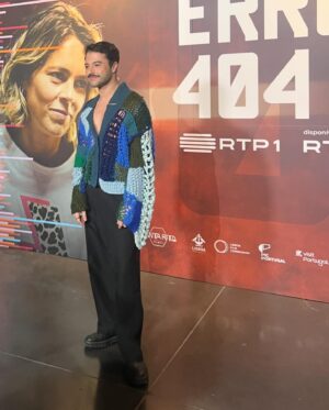 Rui Maria Pêgo Instagram - Há quem dê um tilt ou frite ou crashe.
E depois há quem tenha um “Erro 404”.

Já todos vimos essa mensagem num ecrã, mas o que aconteceria se o erro nos entrasse vida adentro?

Estou muito feliz por fazer parte desta nova série da RTP realizada pela @pat.sequeira , filmada pelo @brunogrilodop , escrita pela @pat.sequeira @donatota e Guilherme Vital, e protagonizada pela excelente (!!!) @ines_ap @santaritafilmesportugal 

Foi um trabalho meticuloso feito por uma equipa extraordinária com quem adorei trabalhar - obrigado a todes! -, e com quem aprendi muito, acabado de sair do @bovtsbristol em 2023.

No Erro, vou ser o Fábio. Podem esperar 200 looks por episódio, e olhos atentos 👀.

Estreia dia 11 de Março na @rtppt ❤️✨ 

——

Styling: @dianarconceicao 
Cardigan : @barbara.atanasio 
Jóias: @beatrizjardinha 
Make up: @hugofreitas.hairmake 
Fotografia: @luismoreira.lm 
@mais.que.uma @hitmanagement