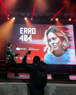 Rui Maria Pêgo Instagram - Há quem dê um tilt ou frite ou crashe.
E depois há quem tenha um “Erro 404”.

Já todos vimos essa mensagem num ecrã, mas o que aconteceria se o erro nos entrasse vida adentro?

Estou muito feliz por fazer parte desta nova série da RTP realizada pela @pat.sequeira , filmada pelo @brunogrilodop , escrita pela @pat.sequeira @donatota e Guilherme Vital, e protagonizada pela excelente (!!!) @ines_ap @santaritafilmesportugal 

Foi um trabalho meticuloso feito por uma equipa extraordinária com quem adorei trabalhar - obrigado a todes! -, e com quem aprendi muito, acabado de sair do @bovtsbristol em 2023.

No Erro, vou ser o Fábio. Podem esperar 200 looks por episódio, e olhos atentos 👀.

Estreia dia 11 de Março na @rtppt ❤️✨ 

——

Styling: @dianarconceicao 
Cardigan : @barbara.atanasio 
Jóias: @beatrizjardinha 
Make up: @hugofreitas.hairmake 
Fotografia: @luismoreira.lm 
@mais.que.uma @hitmanagement
