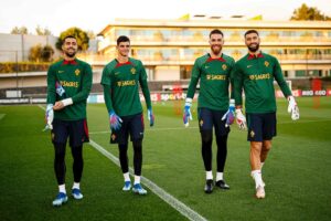 Rui Patrício Instagram - 💪🇵🇹🧤🧤
#portugal