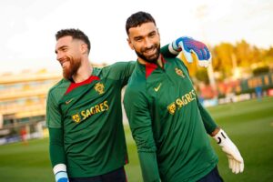 Rui Patrício Instagram - 💪🇵🇹🧤🧤
#portugal