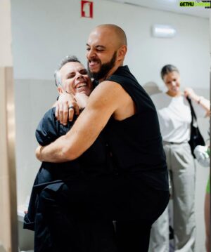 Rui Sinel de Cordes Instagram - Quatro primeiras noites de Wrong Comedy inesquecíveis mas não irrepetíveis. Ultrapassámos dificuldades, perdemos tudo e recuperámos mais do que tínhamos perdido. 
Vamos para reparações e mais afinações e voltamos em Novembro, com mais loucura - inscrevam-se no site. 
Obrigado ao público de Lisboa, Porto e Braga, por ser tão (mais?) maluco do que nós, obrigado @mario_rh_bomba @soraiacarrega @miguelvazg @vascoelvas @valleydation @guilhermercd @hugosousainsta Emanuel, @rui_iggy @savitorsa e à produção que aguenta isto tudo @setlist.pt 
📸 @ruben_costa 
😈❌