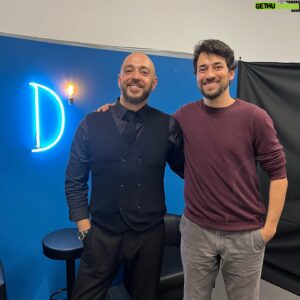 Rui Sinel de Cordes Instagram - O Rui escolheu o Despolariza para a sua primeira partilha acerca daquele que foi - nas suas palavras - o pior dia da sua vida. Foi o tema da primeira metade deste episódio e foi uma partilha muito honesta, sem sobranceria nem orgulho. Partilhou ainda connosco a estranha maneira como a vida se antecipou à sua arte, tendo-nos apresentado a dualidade do Senhor Cordes e do Doutor Sinel. Na segunda parte falámos acerca de humor mais risqué, questionando-nos acerca do valor que pode ter - ou não - o mero desconforto. Daí discutimos este fenómeno “woke” dos últimos anos, descobrimos que temos em comum uma pequena terra no Douro, e acabámos com os olhos no futuro. Foi um episódio com peso e leveza. Gostei muito.
Obrigado Rui!