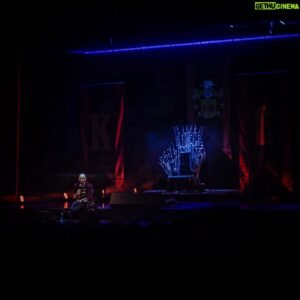 Rui Sinel de Cordes Instagram - King Cordes, @ruisineldecordes ou simplesmente Rui. Lição da noite: de tão negros viramos transparentes e só isso nos pode tornar reis. 👑