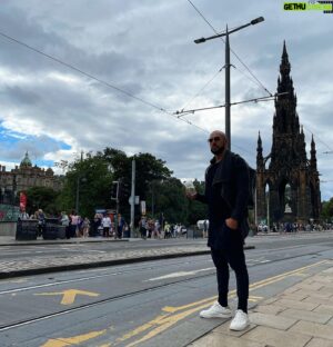 Rui Sinel de Cordes Instagram - Obrigado pelo interesse a quem enviou mensagens, estou em Edimburgo mas não para actuar, apenas para ver. E para beber. 
Um dia voltaremos para algo mais… 🍻