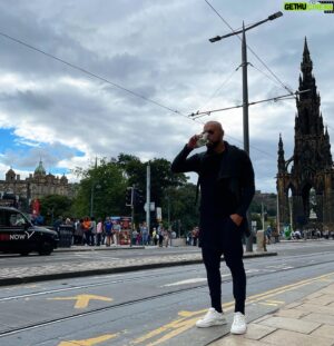 Rui Sinel de Cordes Instagram - Obrigado pelo interesse a quem enviou mensagens, estou em Edimburgo mas não para actuar, apenas para ver. E para beber. 
Um dia voltaremos para algo mais… 🍻