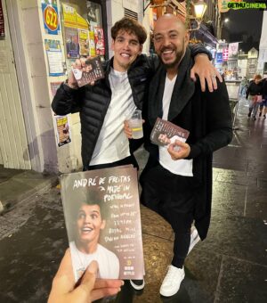 Rui Sinel de Cordes Instagram - A vida não é só férias. Deslizem para me verem a vergar a mola na promoção do show do André de Freitas no Fringe 😄😄
Se estiverem por aqui, ainda podem apanhar os últimos dias - info no flyer!