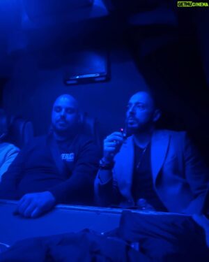 Rui Sinel de Cordes Instagram - O meu brilhante amigo @mario_rh_bomba e todos os que animaram as últimas datas de Wrong Comedy! 
Obrigado a todos mas acima de tudo ao público louco que apoia isto! 
Regressamos no Natal, inscrevam-se no site! 😈❌