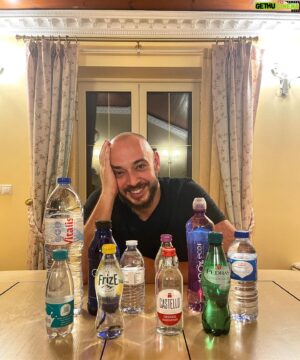 Rui Sinel de Cordes Instagram - A escolher as bebidas para o camarim da nova tour.