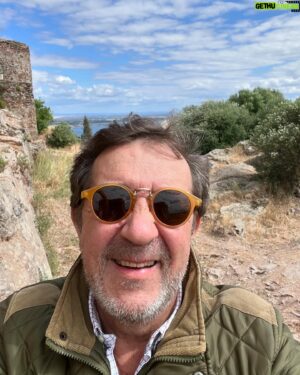 Rui Veloso Instagram - Há uns anos, muitos,toquei aqui dentro das muralhas do Castelo de Monsaraz. Antes do Alqueva! Tinha gente lá em cima nas ameias, lembro bem! O palco era em frente aos assentos dos antigos. Estava cheio o recinto.Gosto de revisitar Monsaraz,tenho boas memórias daqui. Mas acho q é público que adoro o Alentejo. Aliás, tb adoro o resto do país..hehe abreijos bom fim de semana!!