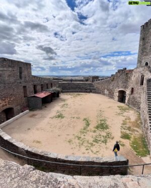 Rui Veloso Instagram - Há uns anos, muitos,toquei aqui dentro das muralhas do Castelo de Monsaraz. Antes do Alqueva! Tinha gente lá em cima nas ameias, lembro bem! O palco era em frente aos assentos dos antigos. Estava cheio o recinto.Gosto de revisitar Monsaraz,tenho boas memórias daqui. Mas acho q é público que adoro o Alentejo. Aliás, tb adoro o resto do país..hehe abreijos bom fim de semana!!