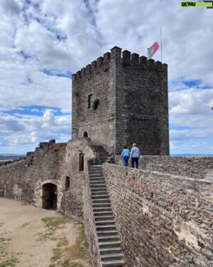 Rui Veloso Instagram - Há uns anos, muitos,toquei aqui dentro das muralhas do Castelo de Monsaraz. Antes do Alqueva! Tinha gente lá em cima nas ameias, lembro bem! O palco era em frente aos assentos dos antigos. Estava cheio o recinto.Gosto de revisitar Monsaraz,tenho boas memórias daqui. Mas acho q é público que adoro o Alentejo. Aliás, tb adoro o resto do país..hehe abreijos bom fim de semana!!
