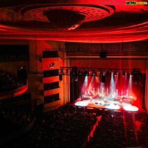 Rui Veloso Instagram - “Ás vezes o amor”,foi o tema(tb referência a uma bela música do @sergio.godinho.oficial ),destes concertos memoráveis no Porto e em Lisboa…obrigado ao Montepio pelo convite e a todos que lá foram. @maro.musica @carolinafontesphotography @nunoalmeidaphoto