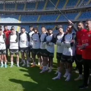 Rui Vitória Instagram - Today, in the heart of our preparation stage for the AFCON 2024, we lived a truly inspiring moment. We had the honor of hosting a visit from the President of Egypt, Abdel Fattah Saeed Hussein Khalil as-Sisi, during our training session. His presence brought a profound impact and an unparalleled energy to our team.

This visit is not merely a symbolic gesture, but a clear sign of support and the importance of football in our society. Yesterday, we were equally blessed with the presence of the Minister of Sports, Ashraf Sobhi, whose constant presence in our stages is a testament to our government’s continuous commitment to sport.

These moments, always with the support and presence of the Egyptian Football Association, represented by its President, Gamal Allam, strengthen our spirit and reinforce our mission to bring pride and joy to the country through football. With each training, with each game, we are getting closer to achieving greatness in AFCON 2024. Together, we are stronger, united.

‎اليوم، في قلب مرحلة التحضير ل AFCON 2024، عشنا لحظة ملهمة حقا. تشرفنا باستضافة زيارة من رئيس جمهورية مصر العربية ، الرئيس عبد الفتاح السيسي، خلال جلستنا التدريبية. جلب وجوده تأثيرا عميقا وطاقة لا مثيل لها لفريقنا.

‎هذه الزيارة ليست مجرد لفتة رمزية، ولكنها علامة واضحة على الدعم وأهمية كرة القدم في مجتمعنا. بالأمس، كنا مباركين بنفس القدر بحضور وزير الرياضة، أشرف صبحي، الذي يعد وجوده المستمر في مراحلنا شهادة على التزام حكومتنا المستمر بالرياضة.

‎هذه اللحظات، دائما بدعم وحضور الاتحاد المصري لكرة القدم، ممثلا برئيسه، جمال علام، تعزز روحنا وتعزز مهمتنا لجلب الفخر والفرح إلى البلاد من خلال كرة القدم. مع كل تدريب، مع كل لعبة، نقترب من تحقيق العظمة في AFCON 2024. معا، نحن أقوى ومتحدون.