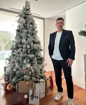 Rui Vitória Instagram - Nesta época especial, celebremos a família e a união que o Natal nos proporciona.
Que o amor e a alegria preencham os vossos lares nesta quadra natalícia. Um Feliz Natal a todos! 🎄

In this special season, let’s celebrate the family and unity that Christmas brings us. May love and joy fill your homes during this holiday season. Merry Christmas! 🎄