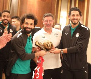 Rui Vitória Instagram - Today, I celebrate one year of service with this incredible team. 🇪🇬
I was warmly welcomed by the players and the passionate 120 million Egyptians.
It has been extremely rewarding to coach this group of players and be involved in the evolution of Egyptian football. This country has become a second home to me, and being the National Coach fills me with pride!

Thank you to all the players, coaching staff, officials, fans, and everyone who is part of this journey.

Hoje, celebro um ano ao serviço desta incrível seleção. 🇪🇬
Fui recebido de braços abertos pelos jogadores e pelos apaixonados 120 milhões de egípcios. 
Tem sido bastante gratificante treinar este conjunto de jogadores e estar envolvido na evolução do futebol egípcio. 
Este país tornou-se uma segunda casa para mim e ser o Selecionador Nacional enche-me de orgulho!

Obrigado a todos os jogadores, equipa técnica, dirigentes, adeptos e a cada pessoa que faz parte desta jornada

اليوم ، أحتفل بسنة واحدة من الخدمة مع هذا الفريق الرائع. 🇪🇬

لقد تم الترحيب بي بشغف  من قبل اللاعبين والشغوفين البالغ عددهم 120 مليون مصري.

لقد كان من المجزي للغاية تدريب هذه المجموعة من اللاعبين والمشاركة في تطور كرة القدم المصرية. أصبحت هذه الدولة موطنًا ثانيًا لي ، وكوني المدرب الوطني يملأني بالفخر!

شكراً لجميع اللاعبين والجهاز الفني والمسؤولين والمشجعين وكل من شارك في هذه الرحلة