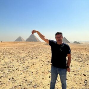 Rui Vitória Instagram - Today, I celebrate one year of service with this incredible team. 🇪🇬
I was warmly welcomed by the players and the passionate 120 million Egyptians.
It has been extremely rewarding to coach this group of players and be involved in the evolution of Egyptian football. This country has become a second home to me, and being the National Coach fills me with pride!

Thank you to all the players, coaching staff, officials, fans, and everyone who is part of this journey.

Hoje, celebro um ano ao serviço desta incrível seleção. 🇪🇬
Fui recebido de braços abertos pelos jogadores e pelos apaixonados 120 milhões de egípcios. 
Tem sido bastante gratificante treinar este conjunto de jogadores e estar envolvido na evolução do futebol egípcio. 
Este país tornou-se uma segunda casa para mim e ser o Selecionador Nacional enche-me de orgulho!

Obrigado a todos os jogadores, equipa técnica, dirigentes, adeptos e a cada pessoa que faz parte desta jornada

اليوم ، أحتفل بسنة واحدة من الخدمة مع هذا الفريق الرائع. 🇪🇬

لقد تم الترحيب بي بشغف  من قبل اللاعبين والشغوفين البالغ عددهم 120 مليون مصري.

لقد كان من المجزي للغاية تدريب هذه المجموعة من اللاعبين والمشاركة في تطور كرة القدم المصرية. أصبحت هذه الدولة موطنًا ثانيًا لي ، وكوني المدرب الوطني يملأني بالفخر!

شكراً لجميع اللاعبين والجهاز الفني والمسؤولين والمشجعين وكل من شارك في هذه الرحلة