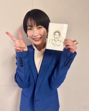 Ruka Ishikawa Instagram - 映画『三日月とネコ』完成披露試写会にお越しくださった皆様、ありがとうございました＾＾

原作者のウオズミアミさんから素敵なプレゼントをいただきました。私が演じたつぐみちゃんの似顔絵まで。原作は髪が長く、私だとビジュアルがだいぶ違ってしまい大丈夫かな…と心配していたのですが、私が演じたつぐみちゃんがウオズミさんの漫画の世界に戻っていくような気がして、今もその中で生きているような気がして、とても嬉しかったのでした。

hairmake @chihirotsurunaga 
styling @_yosuke_shoji_ 
ありがとう☺️

#三日月とネコ