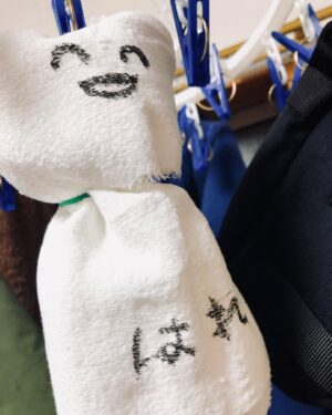 Ruka Ishikawa Instagram - 美術の横張さんが用意してくれた
てるてる坊主くん。
うみべの女の子からの再会＾＾

変わらないものをみると嬉しくなります☺️🙏

おかげで、
ちゃんと晴れました☀️
あの時も晴れたな〜。

#犬と屑
#うみべの女の子