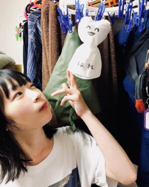 Ruka Ishikawa Instagram - 美術の横張さんが用意してくれた
てるてる坊主くん。
うみべの女の子からの再会＾＾

変わらないものをみると嬉しくなります☺️🙏

おかげで、
ちゃんと晴れました☀️
あの時も晴れたな〜。

#犬と屑
#うみべの女の子