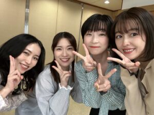 Ruka Ishikawa Instagram - 今夜24時58分～ 
『瓜を破る～一線を越えた、その先には』 
第7話放送です。

第7話は、枝さん監督回。
とあるシーンの時、枝さんの鼓動が伝わってきたのを覚えています。ピュアな心で人を見つめている方で、その姿もとても可愛らしいのでした。ご一緒できて嬉しかったです☺️

写真は、皆さんと撮影日が被った日。
蓮ちゃんは派遣社員なのでいない日が多いのです😌

是非、ご覧ください〜＾＾

#久住小春　さん
#土村芳 さん
#安藤聖  さん
#瓜を破る