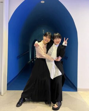 Ruka Ishikawa Instagram - 木村聡志監督作品『このハンバーガー、ピクルス忘れてる 。』初日舞台挨拶にお越しくださった方々、ありがとうございました＾＾🍔

満席の劇場の中、話すのはやはり緊張しますね。
とっても嬉しいのですが。

武蔵野館での上映は、映画『うみべの女の子』ぶりでした。
あの時武蔵野館で上映できたことがとても嬉しくて、またここに戻って来たいな〜と思っていたことを思い出しました。イレギュラーというか1週間限定ではありますが、また武蔵野館で舞台挨拶や上映できていることが夢のようで昨日舞台挨拶をしてもまだ実感がないのです。笑

そして舞台挨拶で大切なこと言い忘れましたが、
わたしもこの映画が大好きです。
特にタイトルがとても好きです。🍔

映画『このハンバーガー、ピクルス忘れてる。』
新宿武蔵野館、アップリンク吉祥寺での
1週間限定上映ですので、この機会に是非是非劇場でご覧ください！

hairmake @yumiiii16m 
styling @_yosuke_shoji_ 
素敵なヘアメイクとスタイリングをありがとう☺️💐

4枚目、なっちゃん役の双葉ちゃんが一緒に写真撮ってくれました！📷

#木村聡志 
#平井亜門 
#森ふた葉　
#まるぴ　
#中島歩　
#石川瑠華
(敬称略)