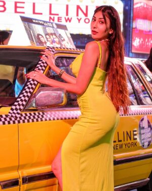 Ruma Sharma Instagram - Glamorous by nature, stylish by choice 💖
sparkling glamorous night with @flipkart X @maybelline_ind 
.
.
#glamupfest2024 #maybellineglam #flipkartglamup #glamupnight #flipkartglamupsale #onlyonflipkart #biggestbeautysale #makeupandbeauty #rumasharma #fashionevent #mumbaievent #mumbaifashionblogger