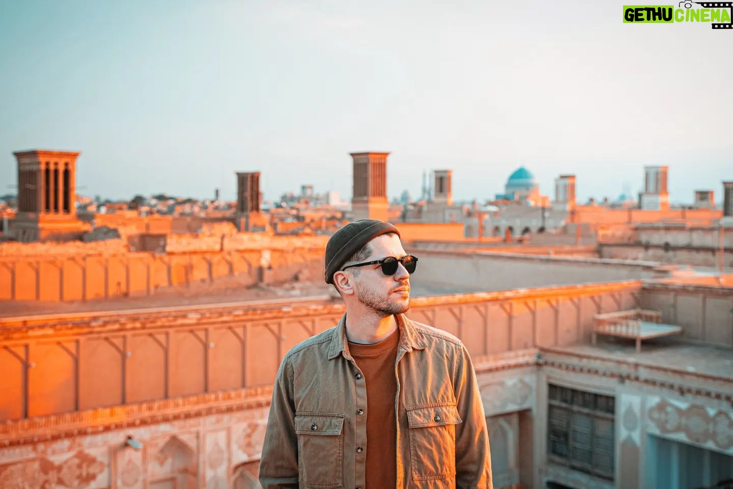 Ruslan Vikhlyantsev - 24.5K Likes - Я все-таки унес из той мечети с витражами достойную фотографию!
На канале уже несколько видео о различных гранях жизни в Иране.