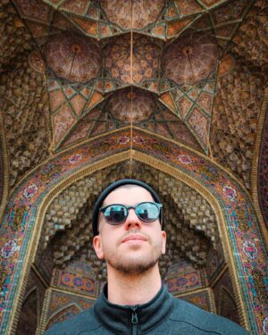 Ruslan Vikhlyantsev Instagram - Пора уже разобраться, что из себя представляет этот ваш Иран.

Отпускной январь было решено провести специфическим образом. В изолированной от мирового сообщества стране без интернета и западных брендов, но с патрулями стражей исламской революции и гиперинфляцией.

Лайк, если думали, что мой инстаграм мертв.