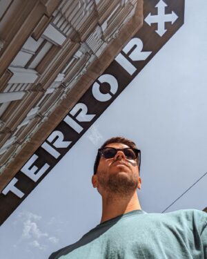 Ruslan Vikhlyantsev Instagram - Будапешт – первый из городов, куда получилось вернуться после того, как жил там месяц в рамках #ПораВалить.

Интересное впечатление. В памяти быстро восстанавливается карта города и удобные маршруты. Вспоминаешь все плюсы и минусы города. Есть ощущение, что тут был дом. Хоть и очень временный.

А ещё сходил наконец в музей Террора, который посвящен времени правления нацистов и коммунистов в стране. В прошлый раз не успел, ужаснулся в этот.

Куриный колышек был съеден в первый же день. Естественно!