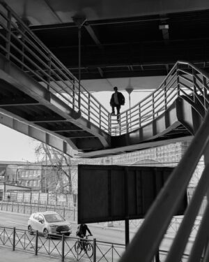 Ruslan Vikhlyantsev Instagram - Жизнь под мостом – это сложно. 
Все время надо уворачиваться от электросамокатов.