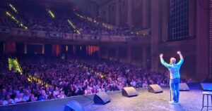 Russell Howard Instagram - Thanks Melbourne! Best gig yet! Can’t wait to do it again tomorrow. #palais #niece #niche #gossip