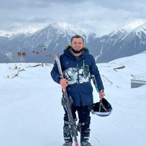 Rustam Kerimov Instagram - Все что я делаю,делаю искренне ☝🏻нахожусь там где считаю нужным!!!высказываю то что на душе🥳и всегда имею своё мнение !!!нет желания кому то что либо доказывать или нравиться. Если у кого то не так , сочувствую 🙏 никто не идеален, тем более Я) тот кто рад за нас он подправит , поддержит 🤍 а остальные 🤷🏿‍♂️😅