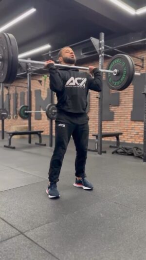 Rustam Kerimov Instagram - Миллионы тренировок позади , миллионы травм а до взвешивание остаётся 3:15 минут 😅семья я люблю вас спасибо вам за мотивацию и поддержку 🤍🙏☝🏻 вижу и ценю каждого 🙏☝🏻🤍