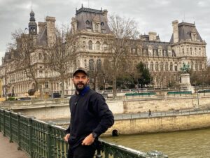 Rüzgar Aksoy Instagram - 2023 ve #Paris Sonu sürprizli gelmişti. 👉🏼😉
Mutluyuz efenim siz daha mutlu olun yeni yılda…❤️💍🎉
@yasse_s 🌞