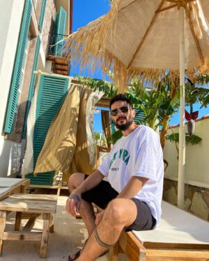 Rüzgar Erkoçlar Instagram - Tatiller yapıldı mı bakalım🏝🗺Benim tatil anlayışım Eylül ayı,peki sen tam şuan neredesin