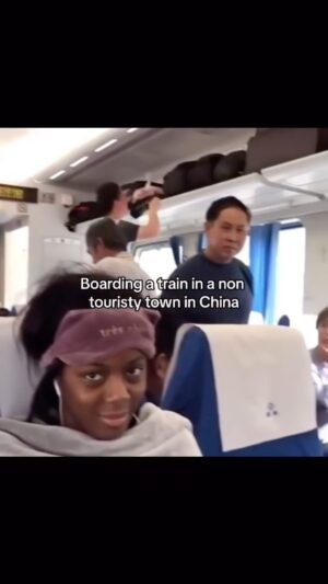 Ryan Alexander Holmes Instagram - “hand me your baby”👨🏽‍🦱👶🏻📸
.
.
.
.
#travelchina #china #chinatravel #travelstories #livingabroad #studyabroad #blasian #chinese #travel