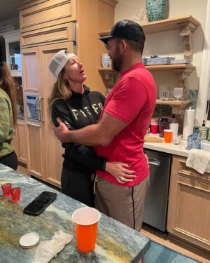 Ryan Bader Instagram - Huge happy b-day to the best! @daisybader
The do it all woman, amazing wife, mother, and best friend. Love you much!