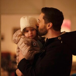Ryan Eggold Instagram - Why is she so cute... Luna love... we got a hint of a smile in the second one ☀️☺️💛

See you tonight #DamFam