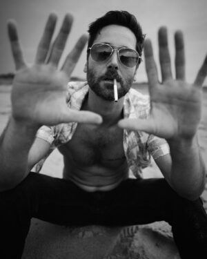Ryan Eggold Instagram - Here’s lookin’ at you…

Happy 800 friends and fam! Grateful for this community of love and support 💛 Thanks for inspiring me ✨

I’m tryin’ to quit ;)

📷: @bartlomiejkurela