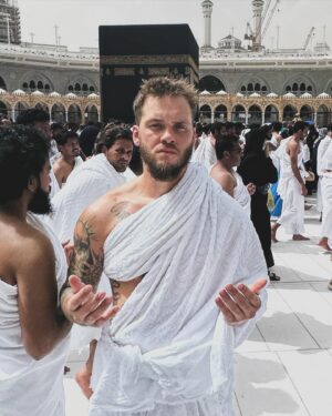 Ryan Taylor Instagram - لا يهمني ما تقوله عني، الله يعلم قلبي.

“Exactly one year after I took my shahada with my uncle @talebsaqralqasimi I am blessed with being able to visit the house of Allah. I’m truly blessed. Not because of what I have, or for what I’m doing. Everything is written. But for being able to witness so much love and feel so much peace and security with this path I chose. I never imagined I would become Muslim. Even growing up in Walsall I was surrounded with Muslims and now I think back to the moments where I didn’t understand and it all makes sense. I feel alive. Healthy. And fulfilled. I’ve never felt this way and Deep Down in my soul I know that god has got me. #22 #subhanallah #ramadan #makkah LOVE THE LIFE YOU LIVE 🤍🤲🏼📿