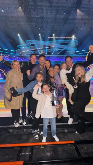 Ryan Thomas Instagram - What a moment for the Family!! He only went and did it!!! The Champion of @dancingonice 2024 @ryanthomas84 🥹👑❤️⛸️🎉 #proudbro #champion #dancingonice #thomasfamily