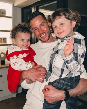 Ryan Thomas Instagram - Well over due family time this evening…Sunday roasting round @lucymeck1 and @ryanthomas84 😍🍽️🍷…and a guest appearance from Ryan’s new lovely dance partner @amanifancy ❤️⛸️💫 #sundayroast #thomasfamily #blessed