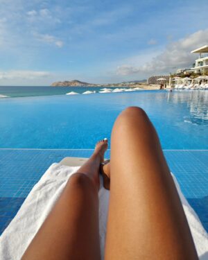 Ryann Richardson Instagram - First post of the year 😬
First oceanside contemplation of the year 🧘🏾‍♀️

#loscabos