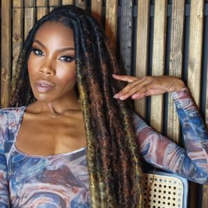 Ryann Richardson Instagram - *quietly tiptoes back onto Instagram* 🤫

Spring is GIVING, y'all! 🙌🏾

The seeds I've planted are coming into bloom. 
My garden is full of new blossoms. 
Of love 
Of dreams
Of passion 
Of direction
Of joy and laughter 
and foolishness and peace.
Of hoodrat stuff with my friends 
and quiet calm within myself.

I'm up right now and grateful as ever. 🙏🏾

What gifts has the new season brought y'all?

#springinspiration #gratitude #affirmations #inspirationdaily #blackgirljoy